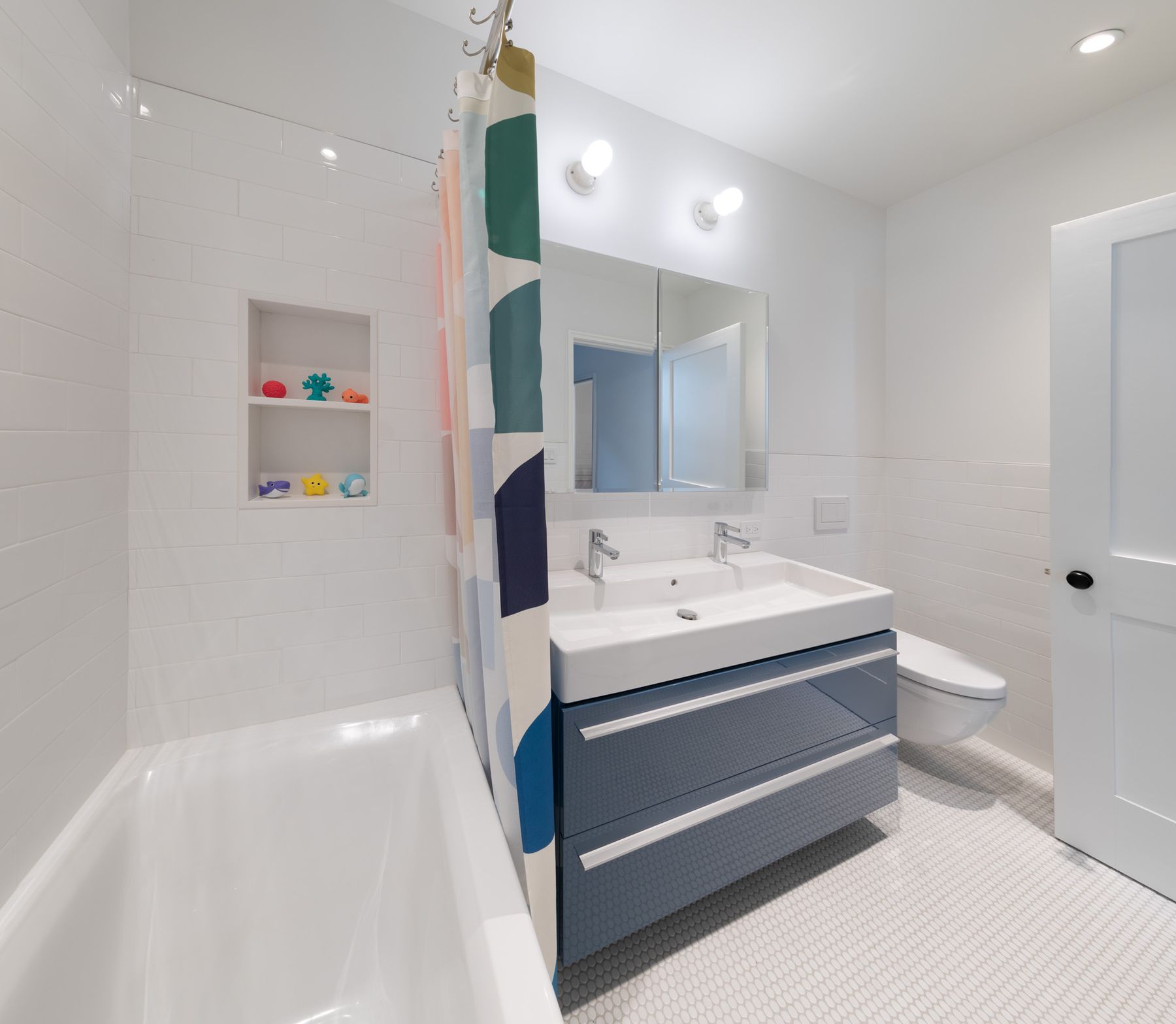 Gramercy Park apartment interior with classical proportions and modern finishes — image 2 of 7