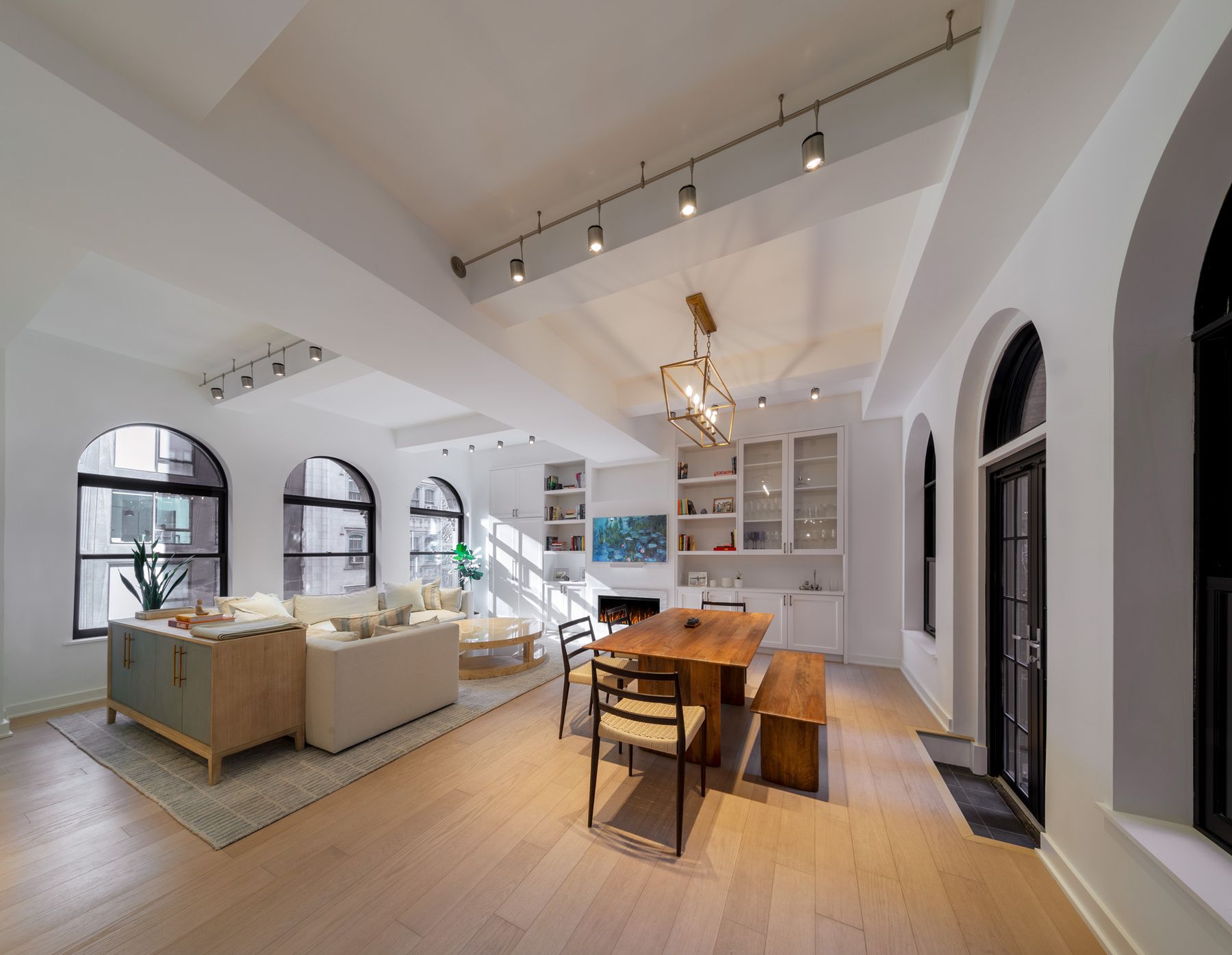 Gramercy Park apartment interior with classical proportions and modern finishes — image 6 of 7