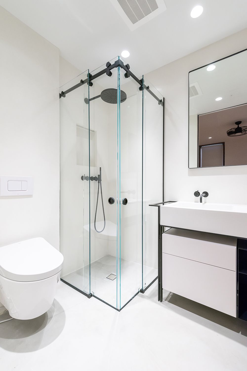 West SoHo loft renovation with open living spaces and bespoke detailing — image 4 of 10