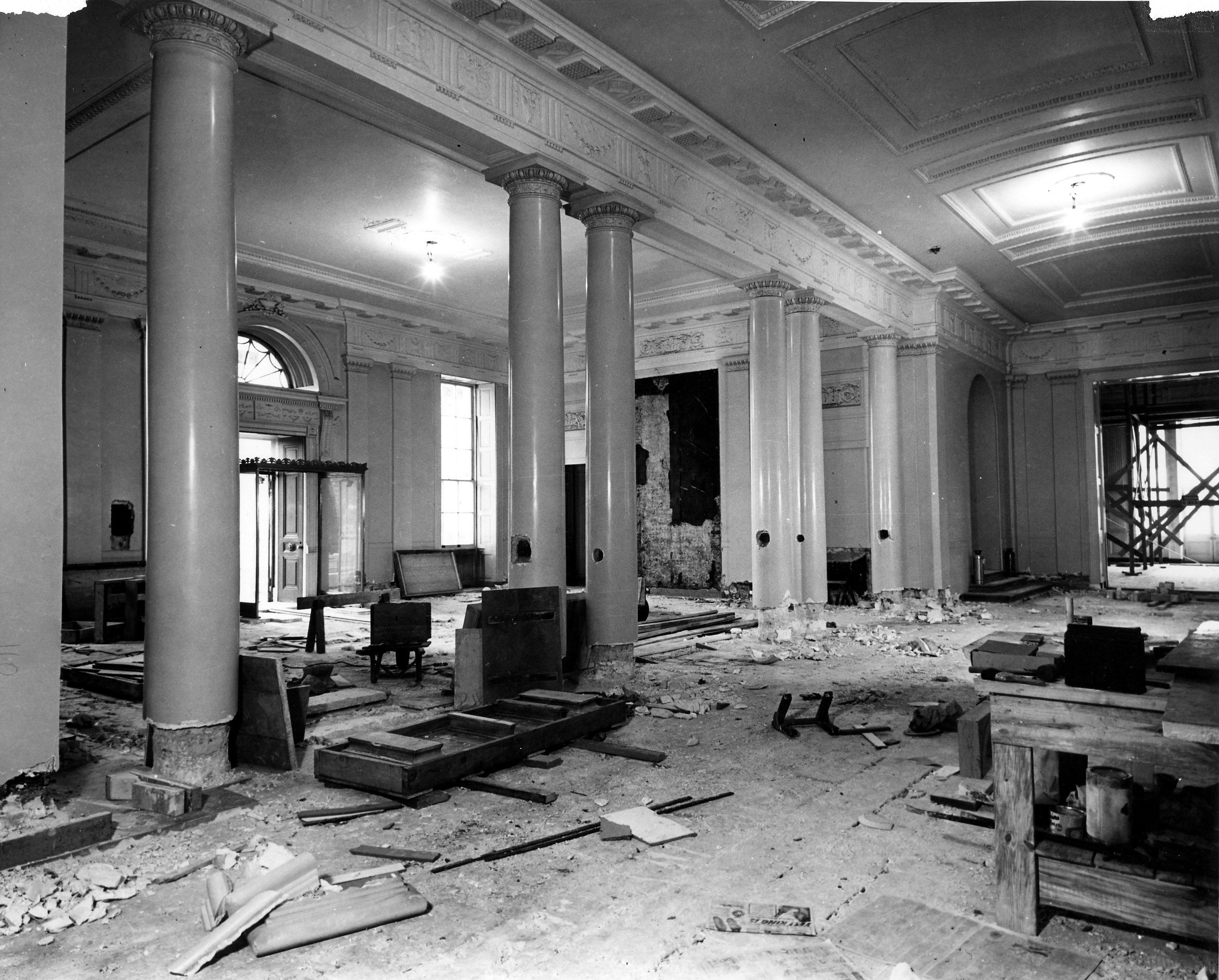 white_house_lobby_during_the_renovation-12-27-1949